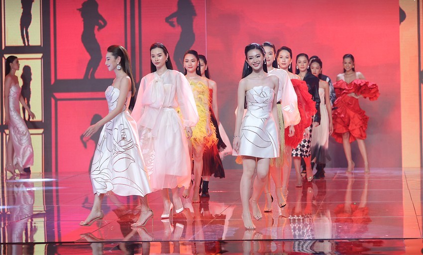 3 Hoa hậu Việt từng có lúc mờ nhạt trên cùng một sân khấu-4