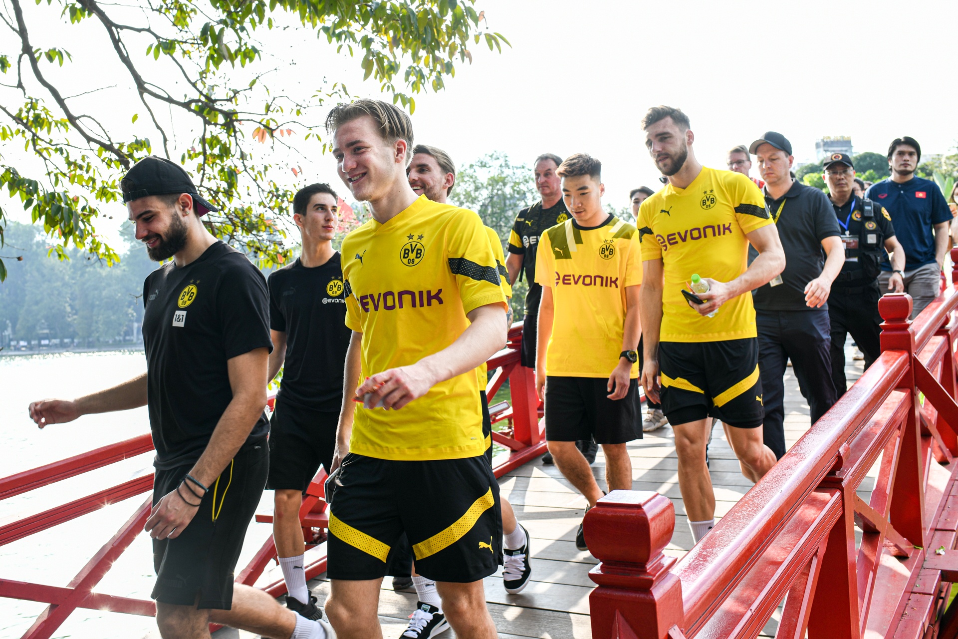 Cầu thủ Dortmund dạo phố bằng xích lô, chụp ảnh chung cùng fan hâm mộ-5