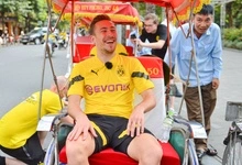 Cầu thủ Borussia Dortmund 'cười tít mắt' khi ngồi xích lô ngắm hồ Gươm-cover-img