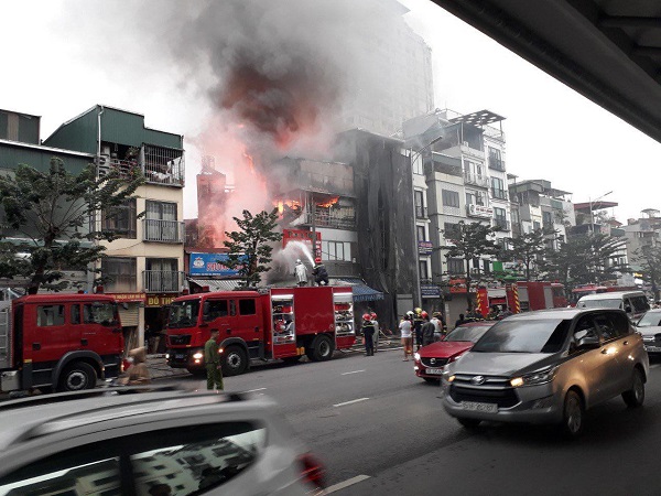 Đám cháy bùng lên dữ dội trên nóc nhà 4 tầng ở Minh Khai-1