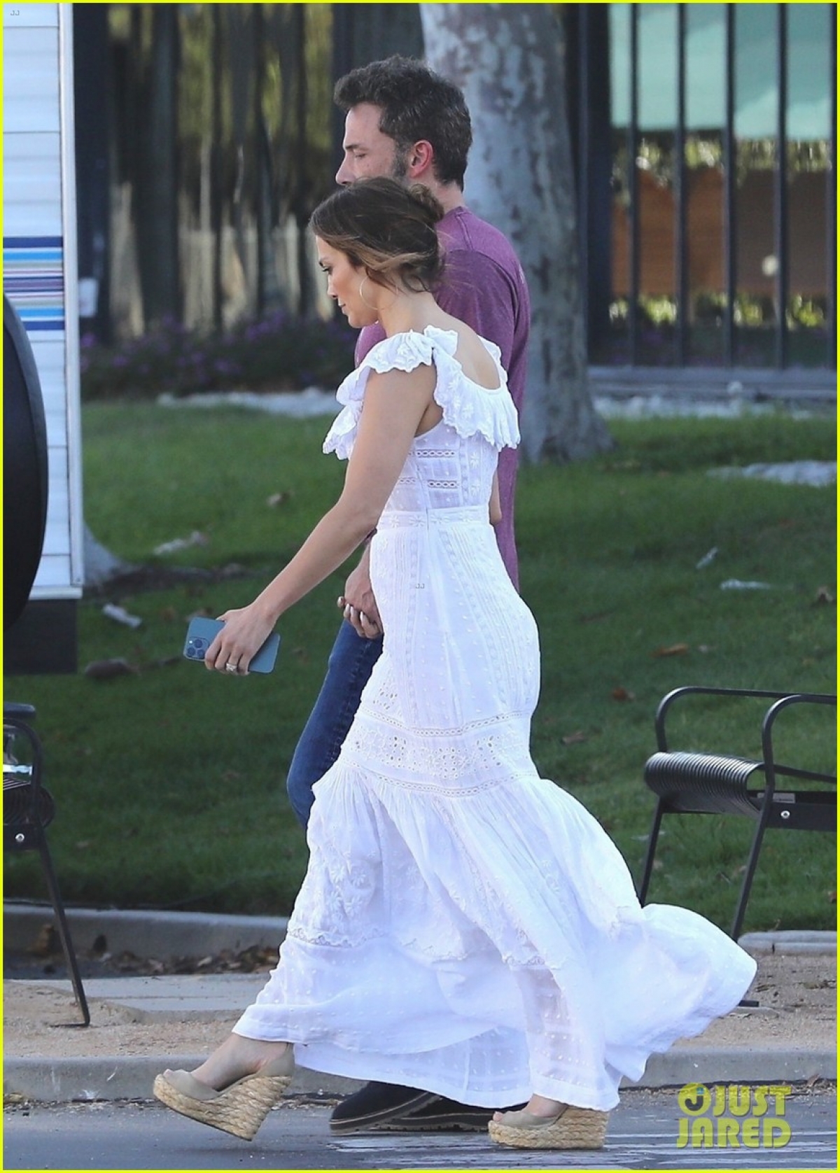 Jennifer Lopez lên đồ điệu đà, tình cảm nắm tay bạn trai trên phim trường-3