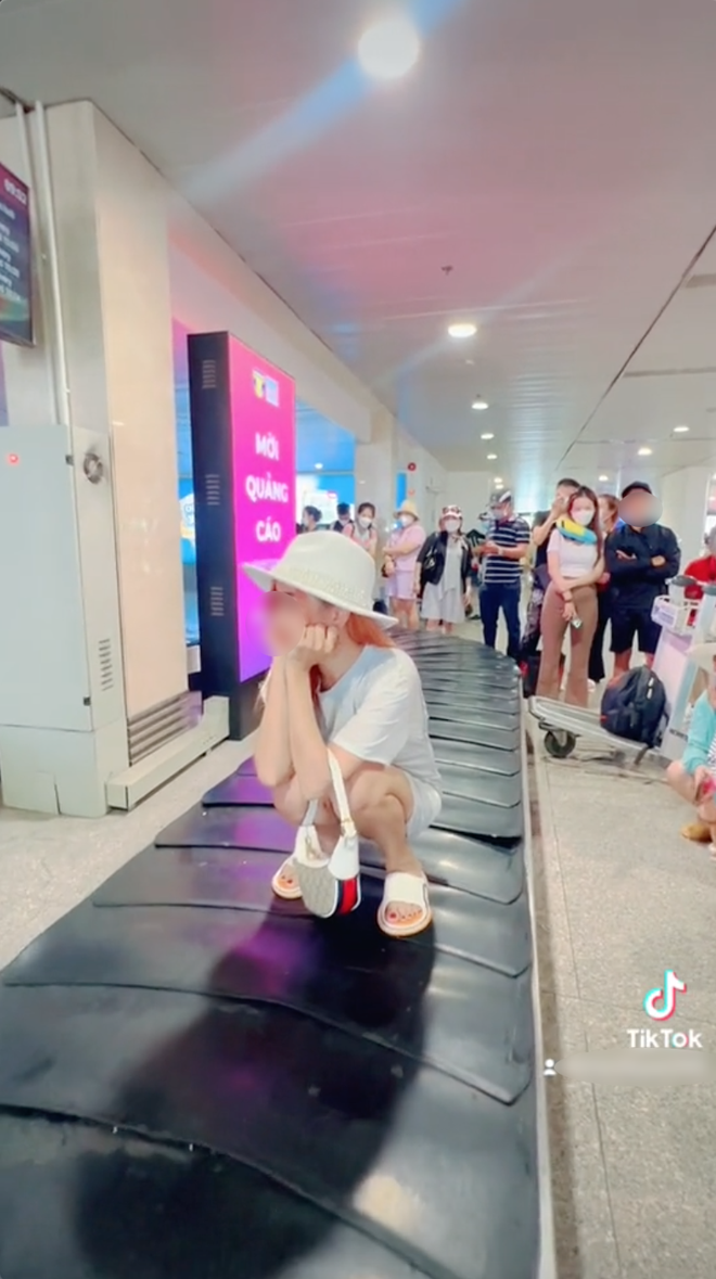 Clip cô gái thản nhiên ngồi lên băng chuyền hành lý sân bay gây phẫn nộ-2