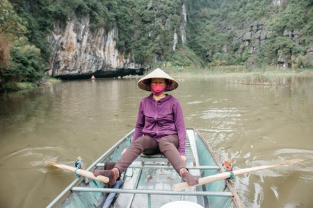 Khách Tây ngạc nhiên với tuyệt chiêu chèo thuyền của người Việt: Kỹ thuật quá đỉnh cao!-3