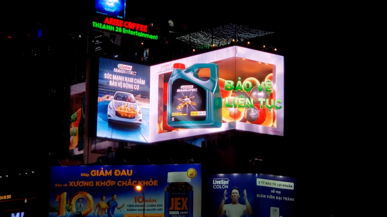Sao Việt đồng loạt ‘bị hút khỏi Trái đất’ ngay dưới chân bảng quảng cáo 3D này-2