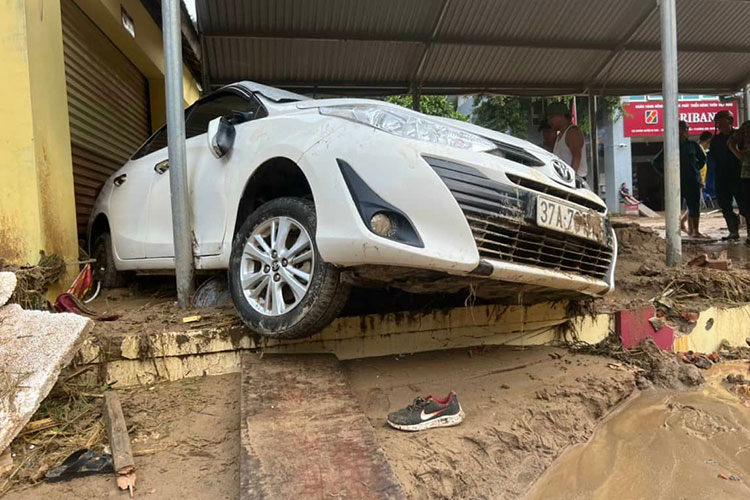 Xót xa loạt ôtô, xe máy ngập bùn bị lũ cuốn trôi ở Nghệ An-2