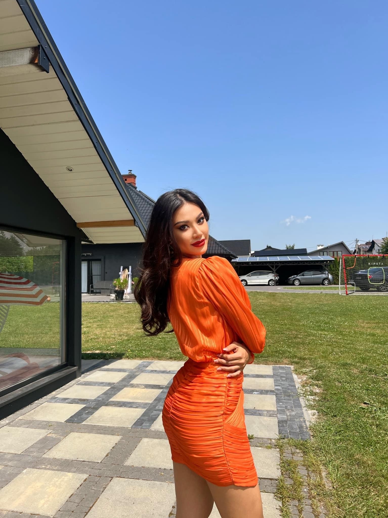 Lương Thuỳ Linh diện mốt khoe nội y nóng bỏng, Kim Duyên khoe dáng sexy với váy cam ở Ba Lan-7