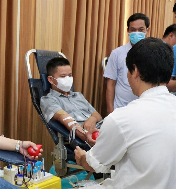 400 công nhân, viên chức, giáo viên Quảng Trị tham gia hiến máu cứu người-1