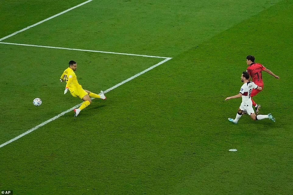 Ronaldo "tỏa sáng" với pha kiến tạo giúp Hàn Quốc ngược dòng chiến thắng-3