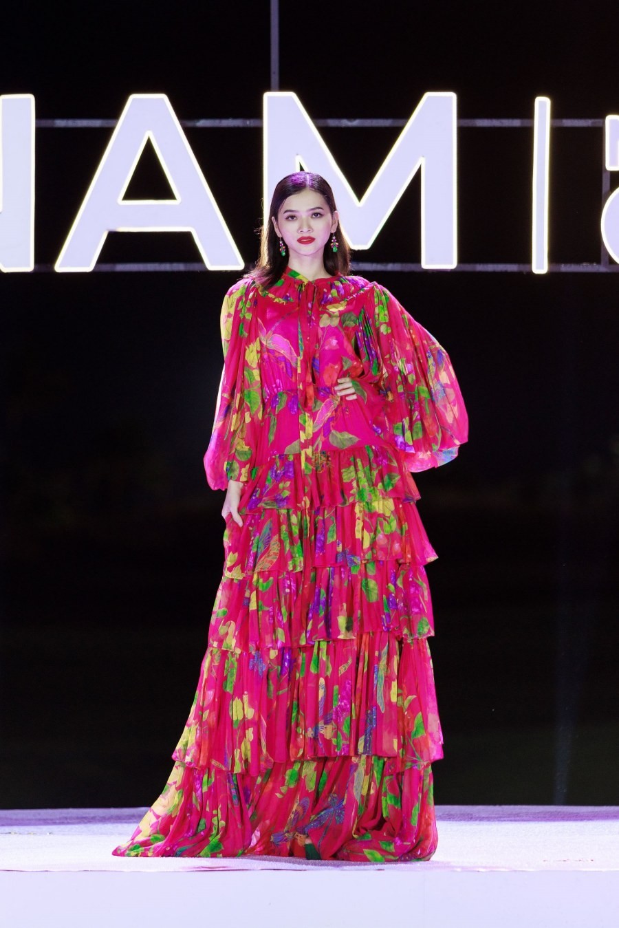 Top 38 thí sinh Miss World Vietnam trình diễn thời trang dưới mưa-13