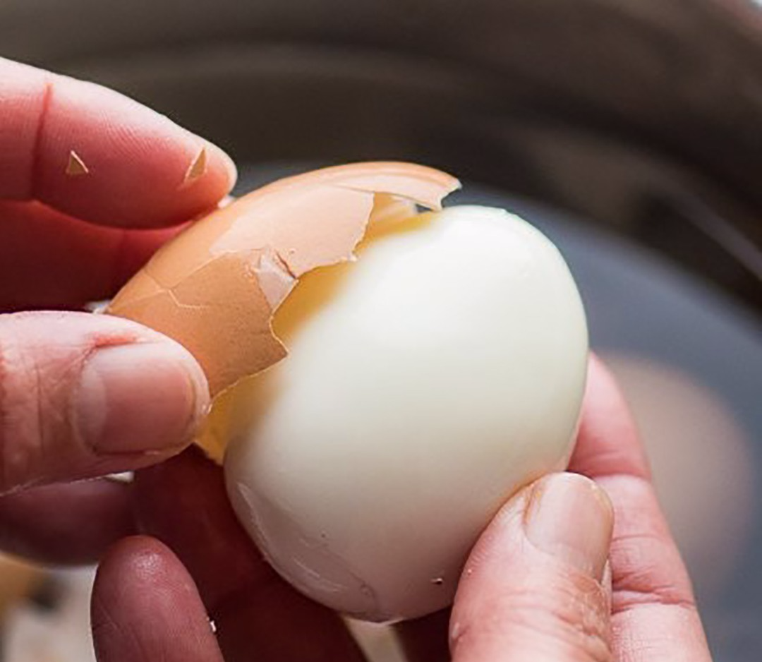 Đừng chỉ cho nước vào luộc trứng, hãy nhớ thêm 2 thứ và làm thêm 1 công đoạn thì lòng đỏ trứng mới mềm, vỏ trứng dễ bóc-4