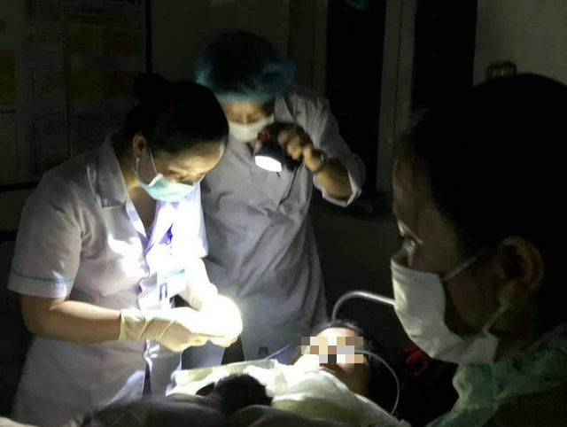 Cúp điện, bác sĩ soi đèn pin đỡ đẻ cho sản phụ sinh 3 trong đêm-1