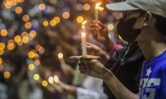 Bạo loạn bóng đá ở Indonesia: Người dân thắp nến cầu nguyện xuyên đêm-cover-img