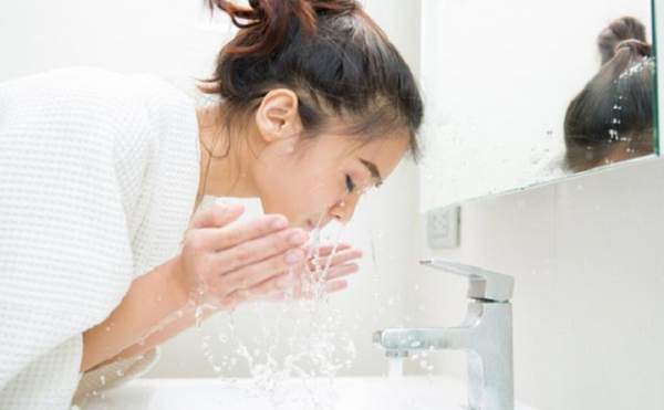 6 mẹo rửa mặt giúp sạch da, sáng mịn của phụ nữ Nhật-4