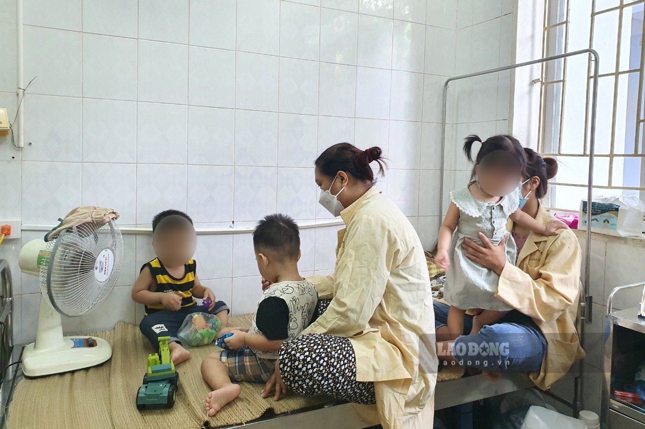 Hòa Bình: Nhiều trẻ bị sốt, tiêu chảy, phải nhập viện chưa rõ nguyên nhân-1