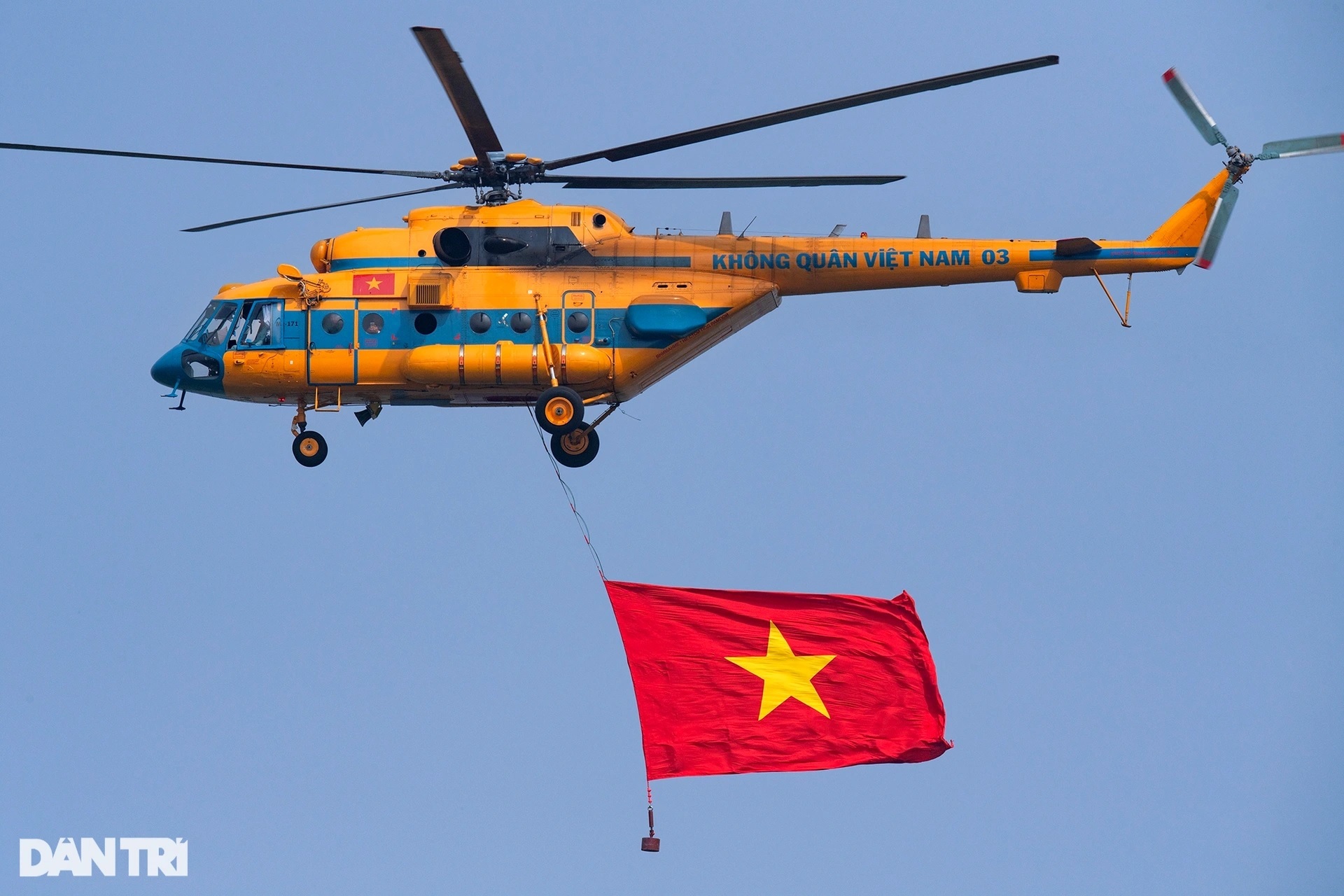 Những lá cờ được treo thế nào ở 6 trực thăng bay tại triển lãm quốc phòng?-4