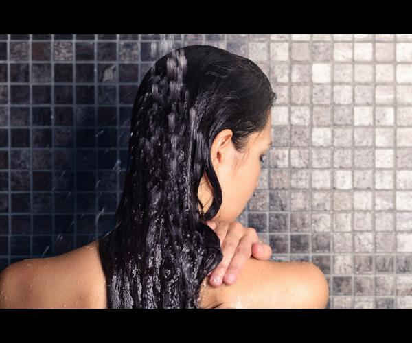 Hơn 90% chị em phụ nữ có các thói quen gội đầu sai cách sau đây làm cho mái tóc ngày càng yếu-2
