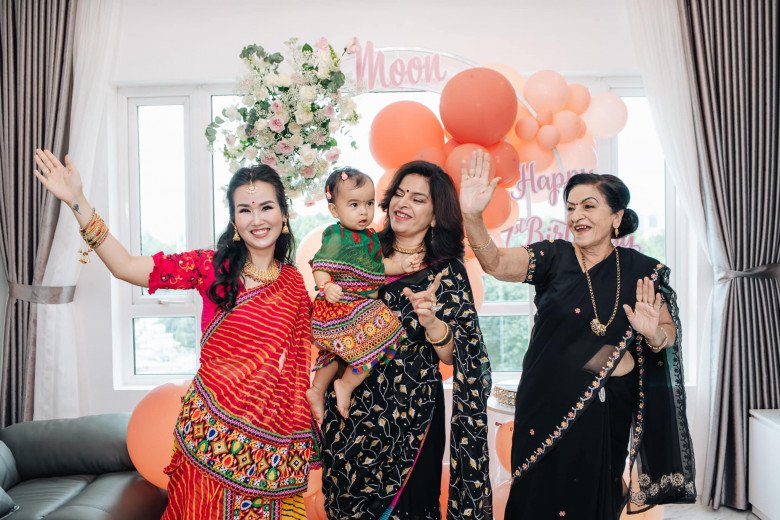Gia đình Võ Hạ Trâm mừng sinh nhật con gái 1 tuổi chuẩn phong cách Ấn Độ, cô bé nhìn quá cưng-5