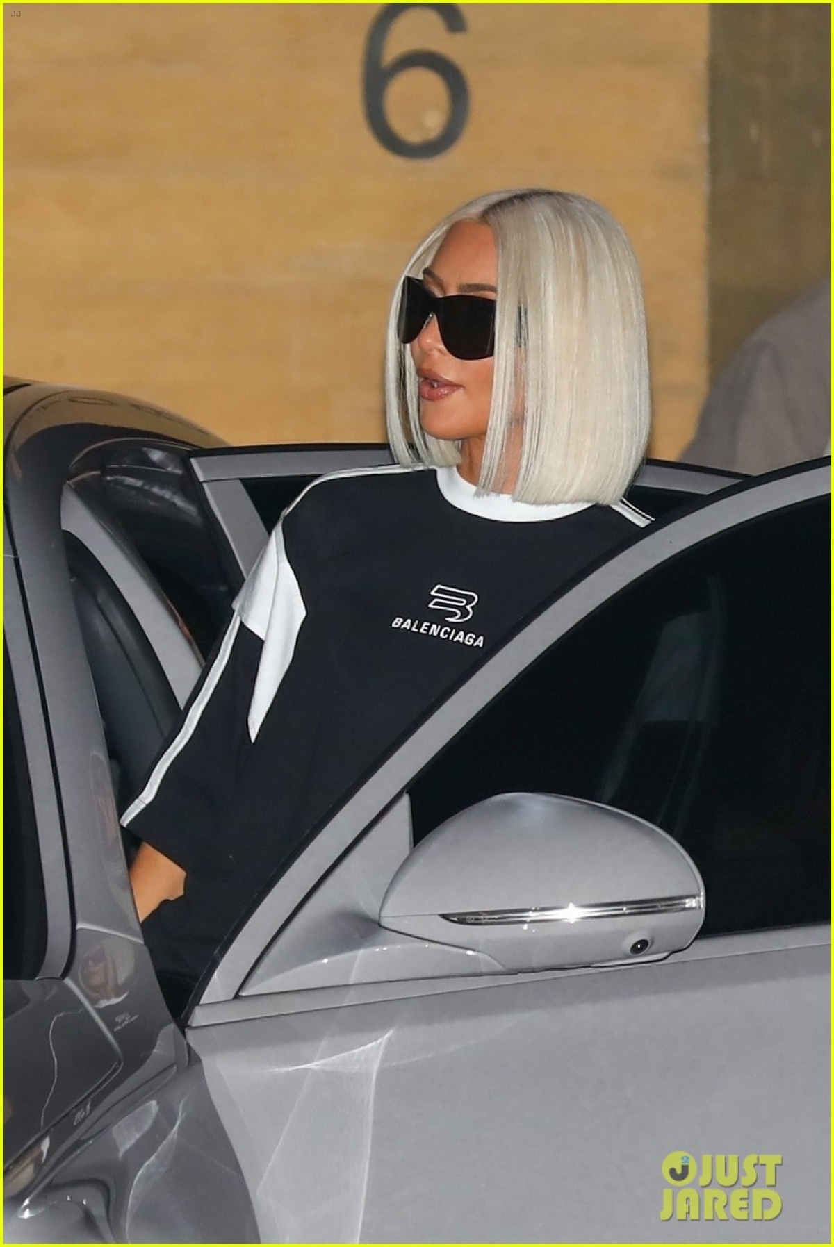 Kim Kardashian cắt tóc trẻ trung, nhuộm màu bạch kim sang chảnh đi ăn tối-3