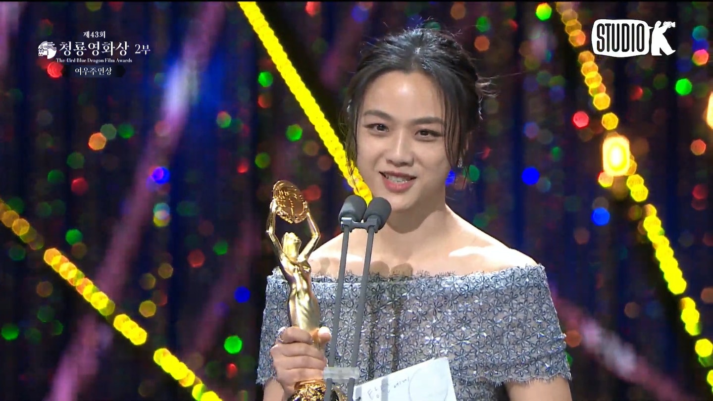 Thang Duy nhận giải "Nữ diễn viên chính xuất sắc nhất" tại Lễ trao giải Rồng Xanh 2022-1