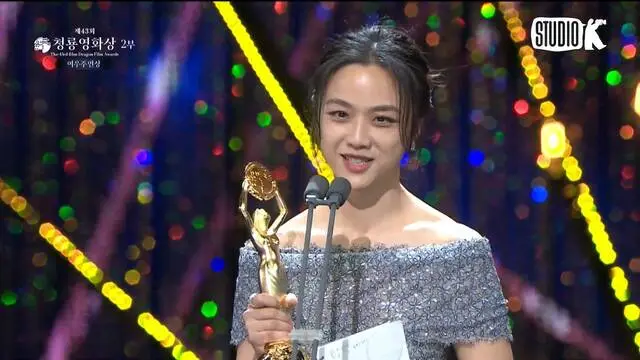 Thang Duy nhận giải "Nữ diễn viên chính xuất sắc nhất" tại Lễ trao giải Rồng Xanh 2022-cover-img