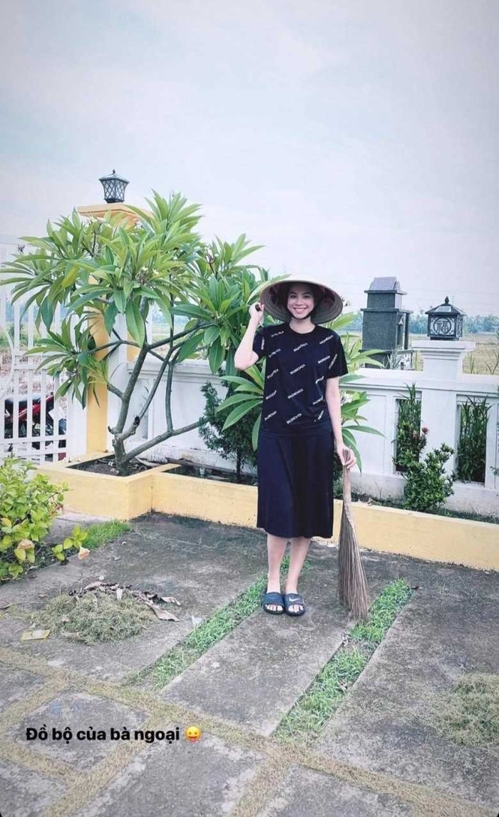 Phạm Hương ở Mỹ diện đồ sang chảnh, về Việt Nam lại 'xuề xòa' mặc cả áo của bà-2