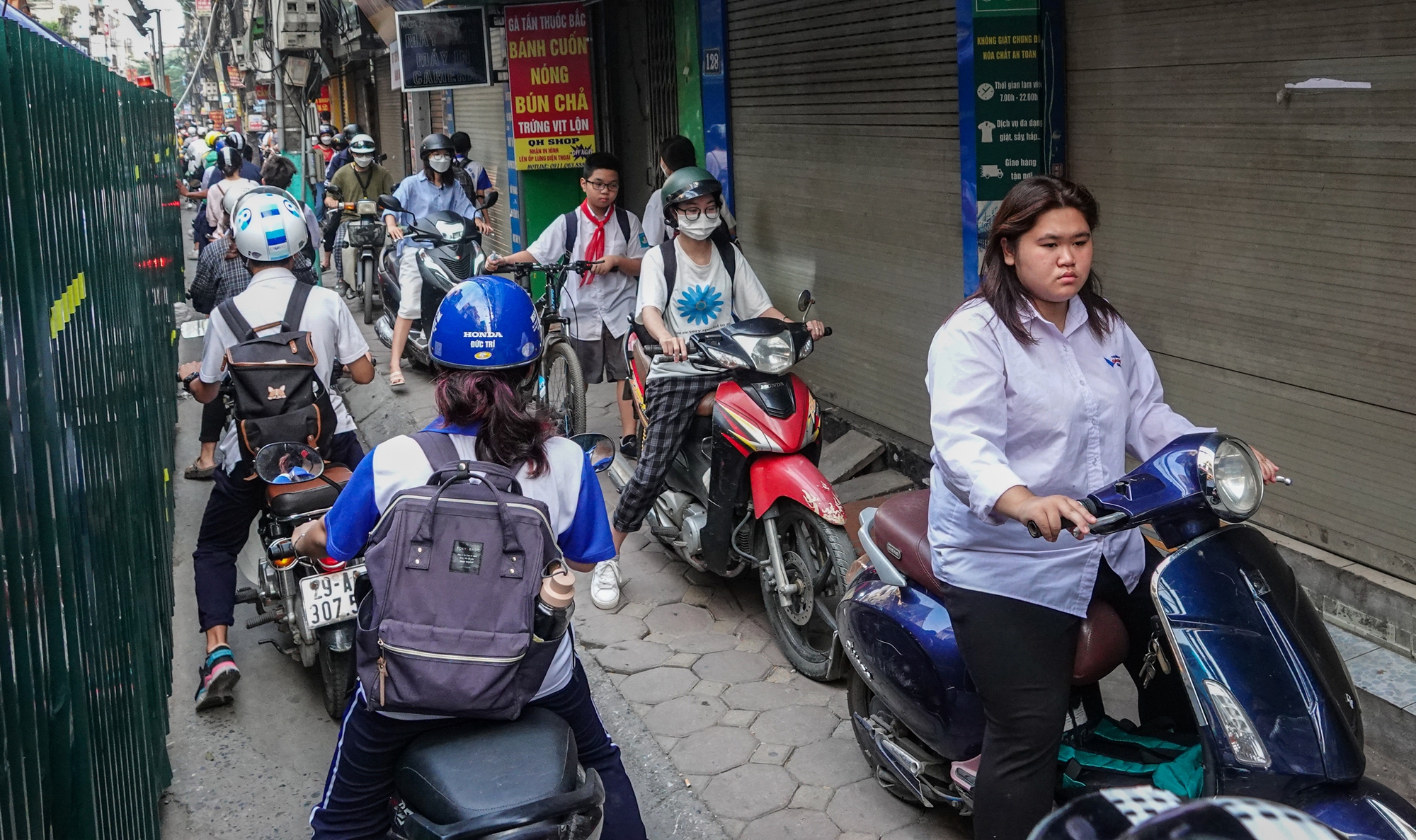 Hà Nội: "Lô cốt" án ngữ giữa đường khiến người dân khổ sở di chuyển-6