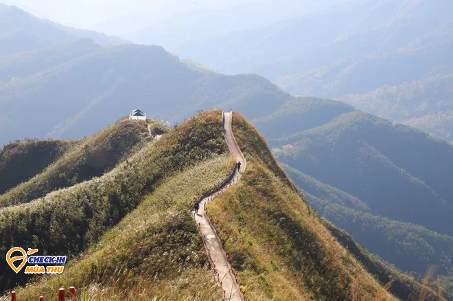 Ở Quảng Ninh  có một vùng núi cheo leo, được mệnh danh là 1 trong những nơi khó đi nhất Việt Nam-2