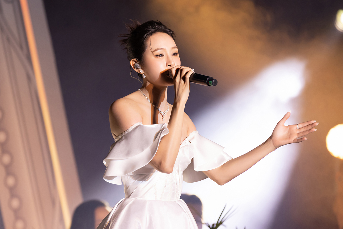 NTK Đỗ Long bị netizen ồ ạt "tấn công" vì chia sẻ về chiếc váy thiết kế cho Hiền Hồ trong đêm comeback-9