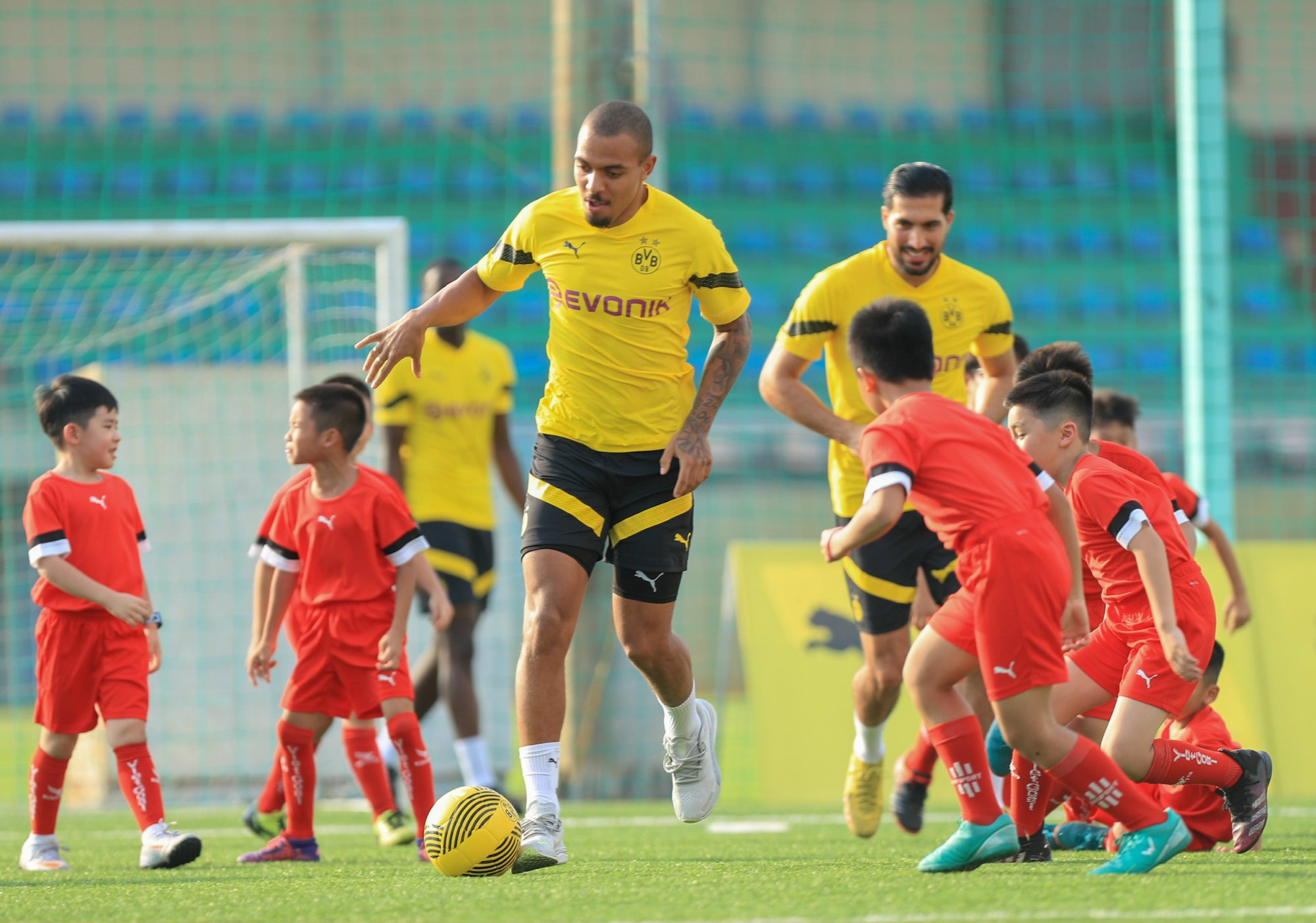 Dàn cầu thủ Dortmund so tài cùng 30 cầu thủ nhí Việt Nam-4