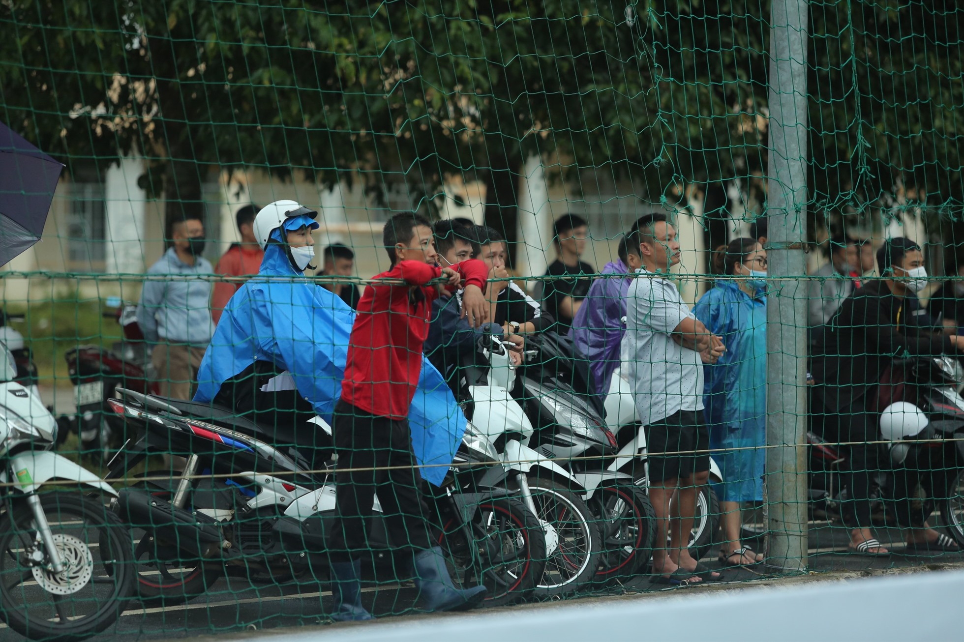 Người dân phố núi đứng dưới trời mưa lớn xem giải đấu cúp bóng đá 7 người-1
