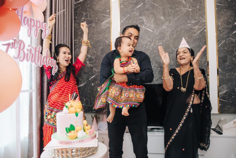 Gia đình Võ Hạ Trâm mừng sinh nhật con gái 1 tuổi chuẩn phong cách Ấn Độ, cô bé nhìn quá cưng-3