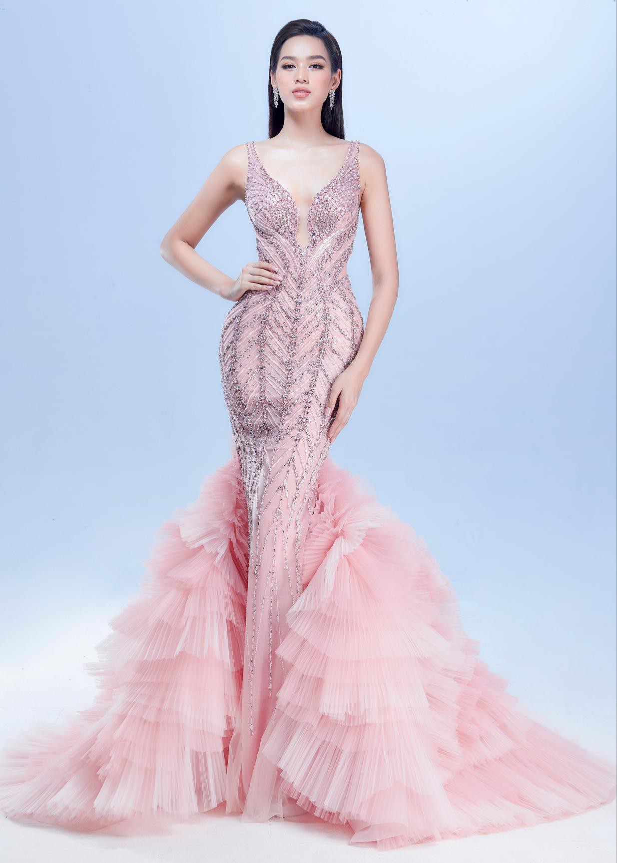 Mặc lại váy chung kết Miss World của Đỗ Thị Hà, Lâm Khánh Chi hóa búp bê quyến rũ ở tuổi 45-6