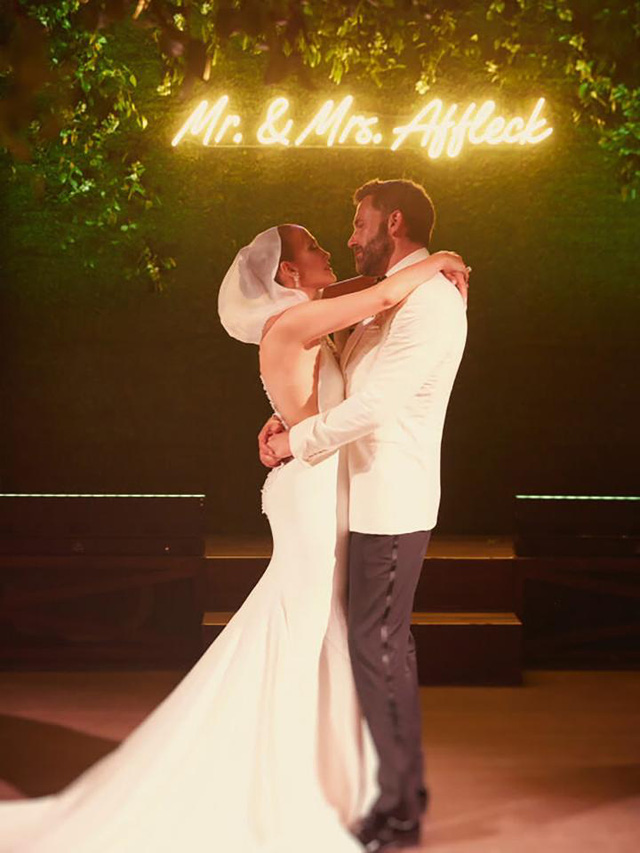 Jennifer Lopez tiết lộ trang phục dạ tiệc bằng vàng trong đám cưới với Ben Affleck-6