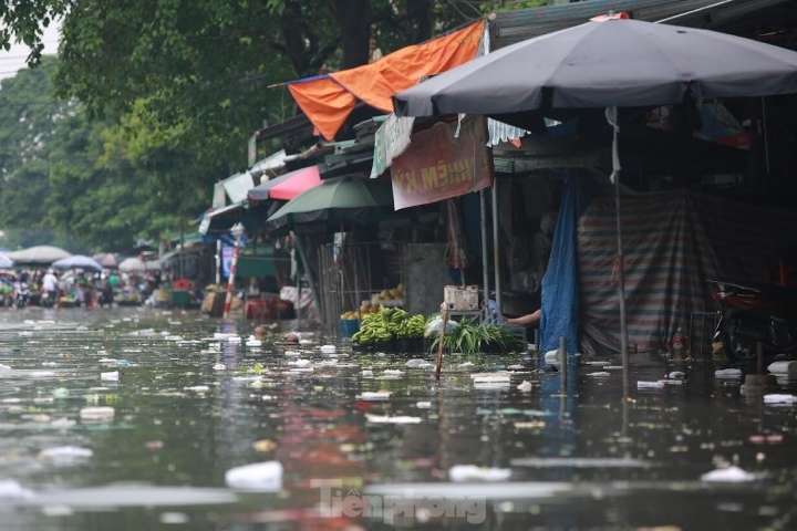 Nước lũ đổ về, chợ đầu mối lớn nhất Nghệ An ngập nặng-8