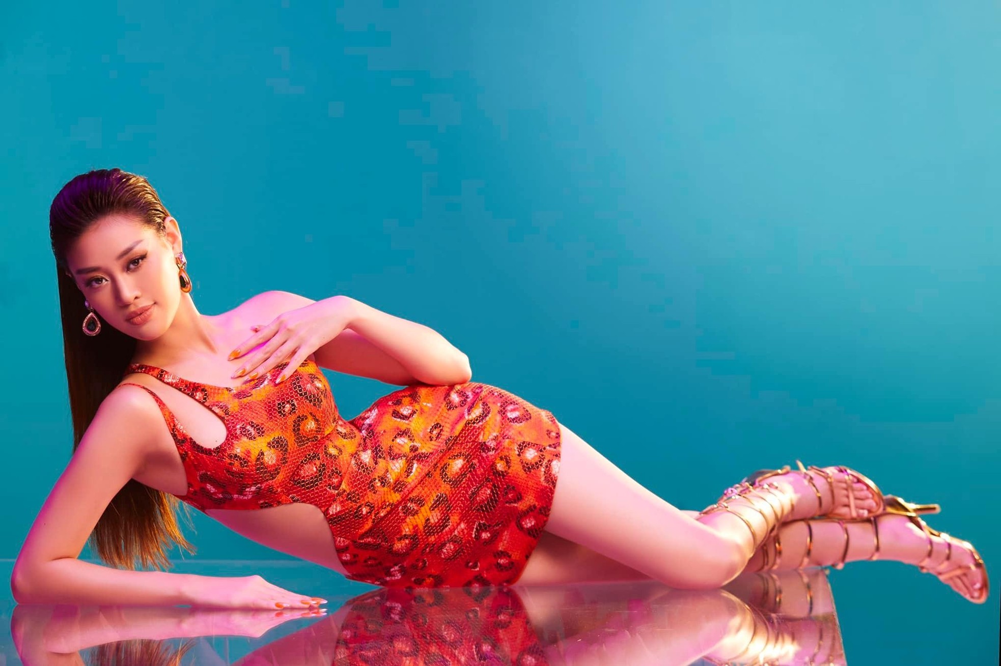 Lương Thùy Linh khoe body "đồng hồ cát" sexy với bikini, Á hậu Hoàng Anh sành điệu với váy màu neon-11