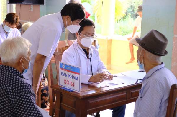 Quảng Nam: Hơn 300 người dân nghèo, cận nghèo được khám và cấp phát thuốc miễn phí-3