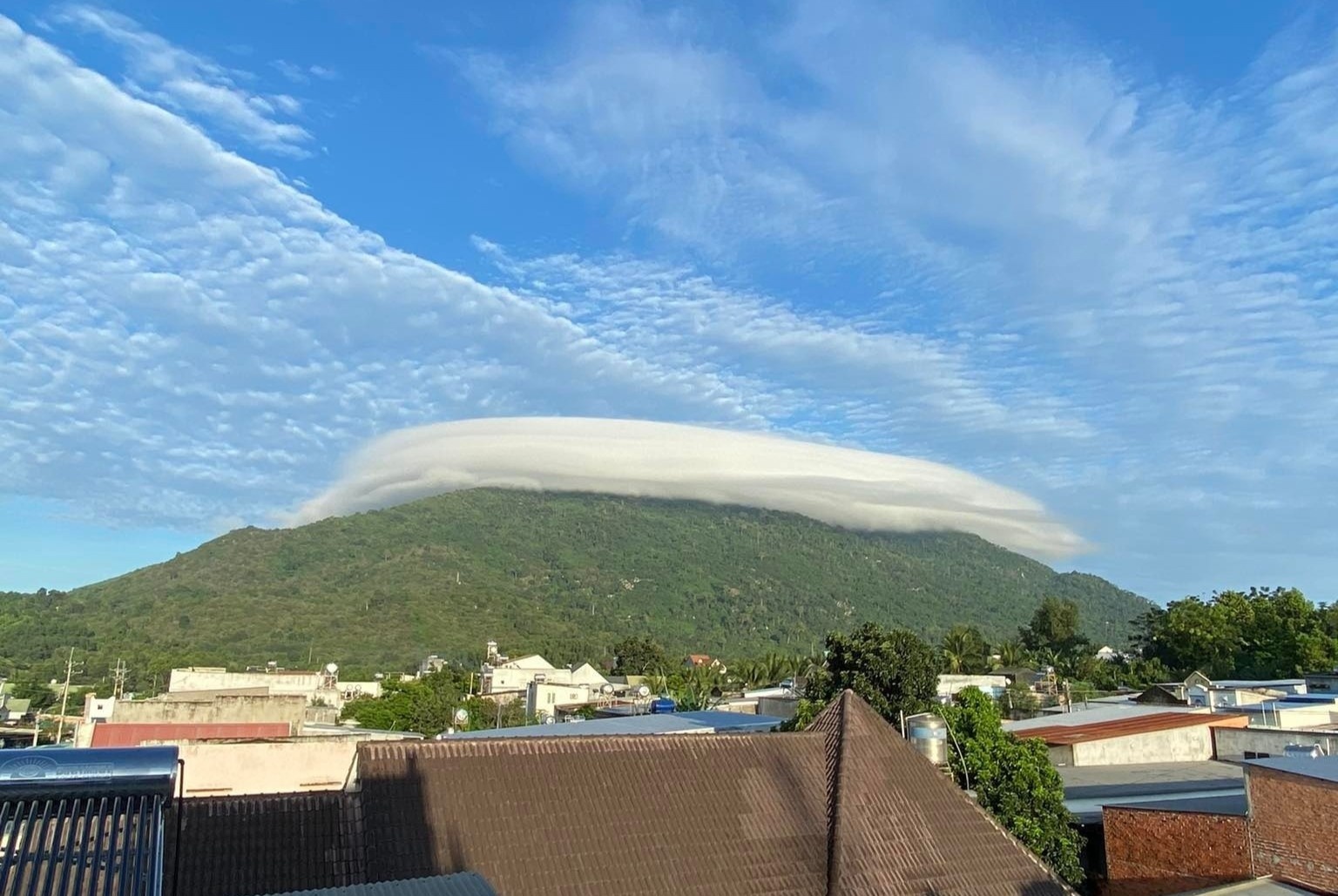 Giải mã việc tiếp tục xuất hiện mây 'đĩa bay' ở đỉnh núi Chứa Chan-2