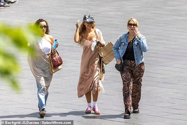 Rita Ora mặc váy ngủ không nội y ra phố-2