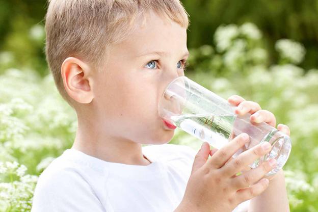 Giúp cha mẹ cách tính lượng nước cần uống trong ngày ở trẻ em cực kỳ dễ nhớ-1