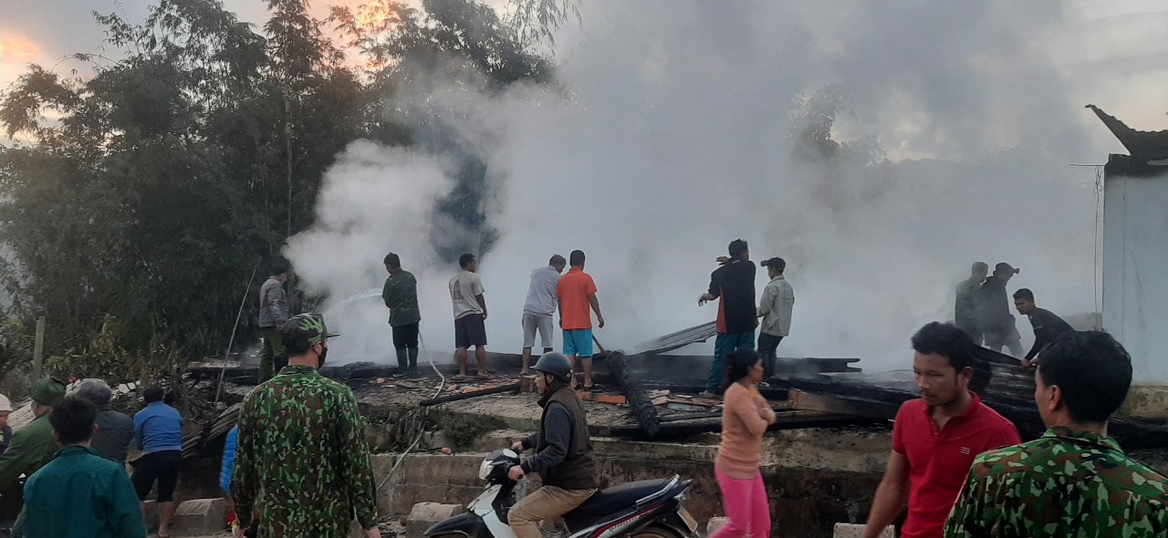 Quảng Nam: Đặt bếp lửa giữa nhà sưởi ấm, 8 ngôi nhà cháy rụi trong đêm-3