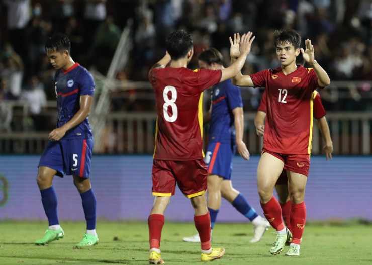 Tân binh ĐT Việt Nam ghi bàn dễ nhất sự nghiệp, hậu vệ Singapore mơ ngủ-2