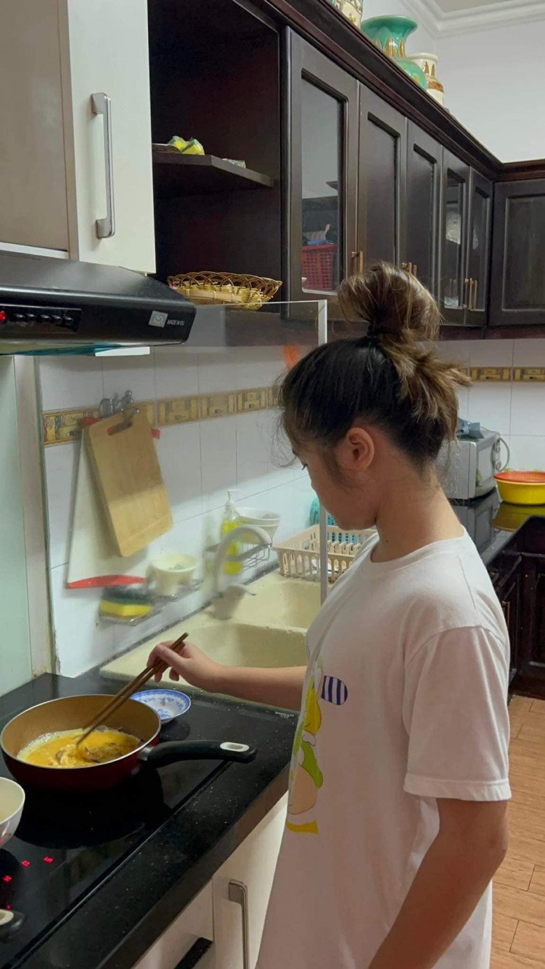 Thúy Nga tự hào con gái về Việt Nam giỏi giang hơn bên Mỹ: 11 tuổi tự đứng bếp nấu ăn, làm việc nhà-2