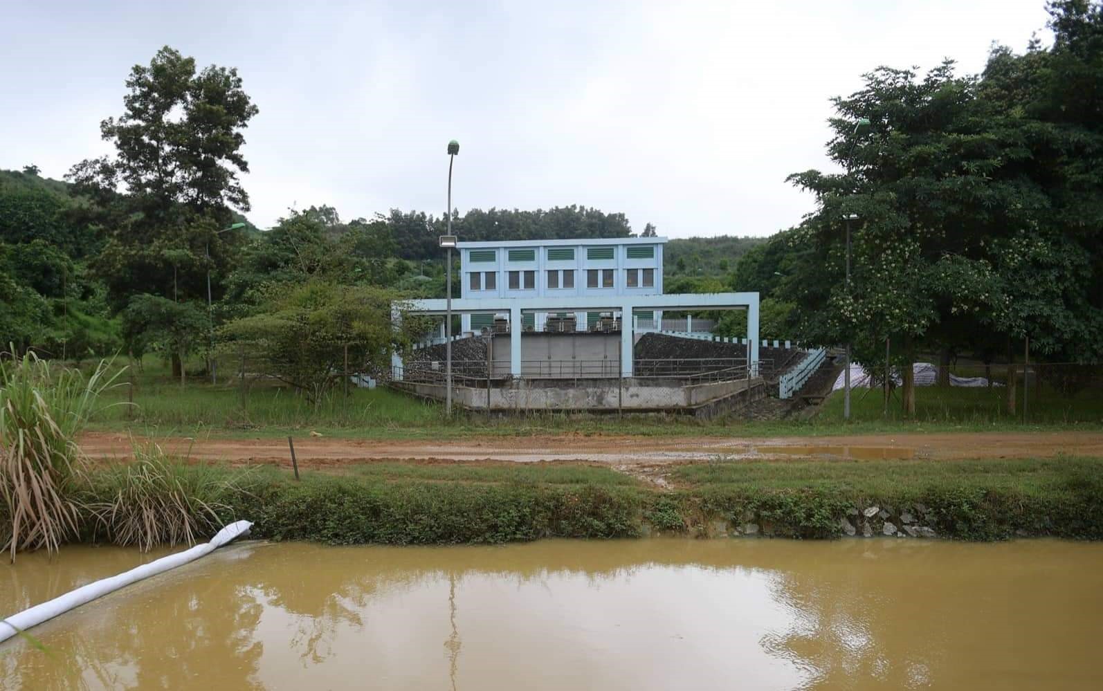 Nhà máy nước sạch Sông Đà ngừng cấp nước sau sự cố rò rỉ dầu-2