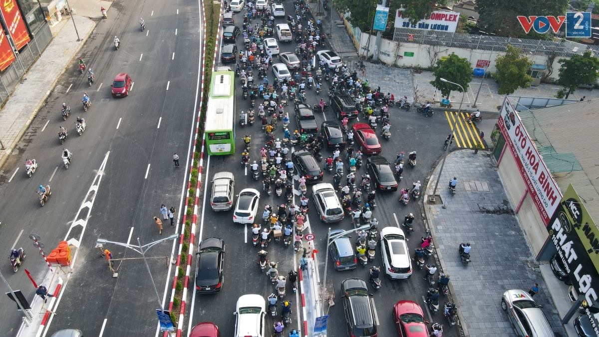 Ngày đầu thông xe, hầm chui Lê Văn Lương - Tố Hữu đã xảy ra ùn tắc-9