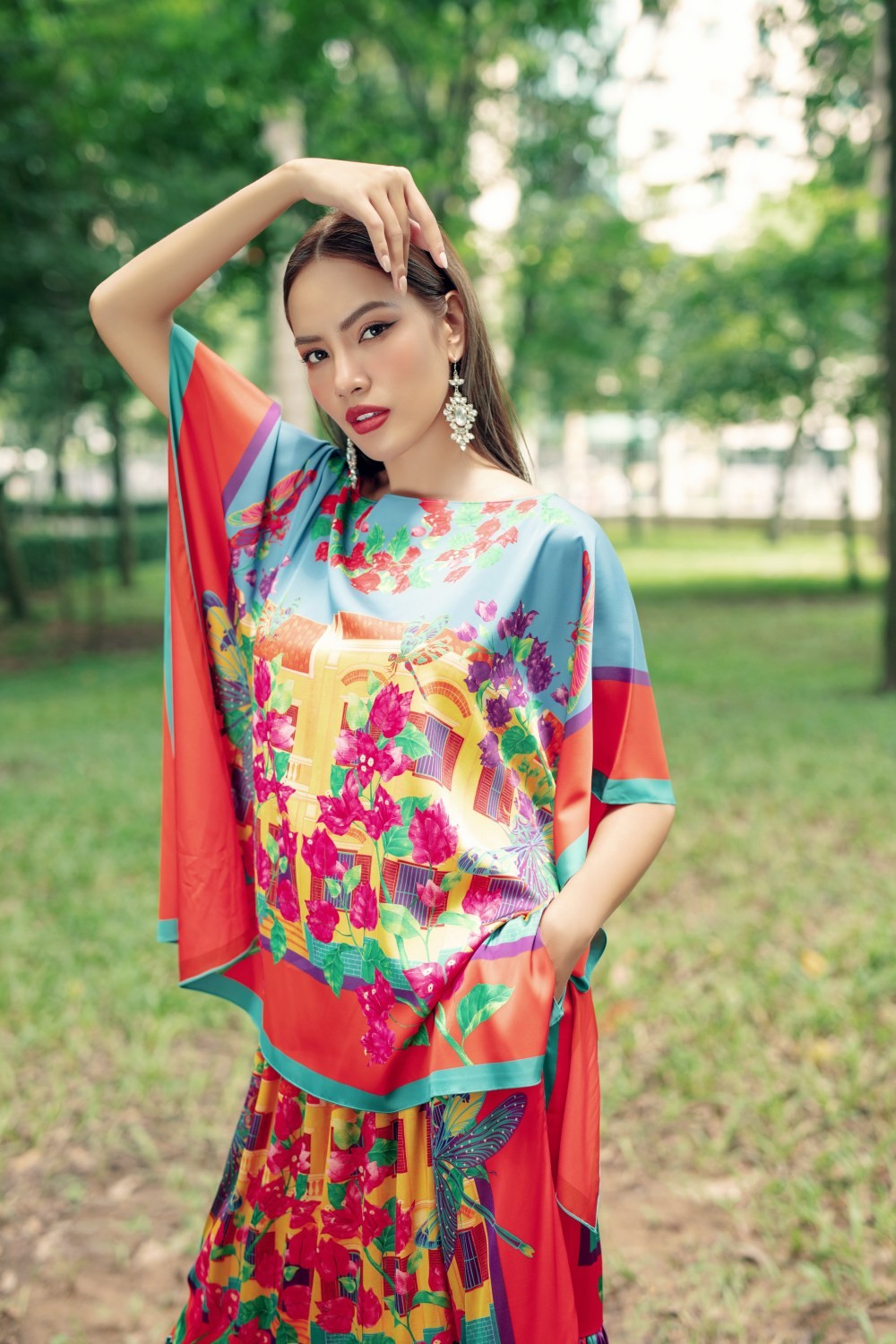 Top 5 Miss Universe Hương Ly - Hoàng Phương rực rỡ xuống phố với váy áo 'biến hoá' từ khăn lụa-3
