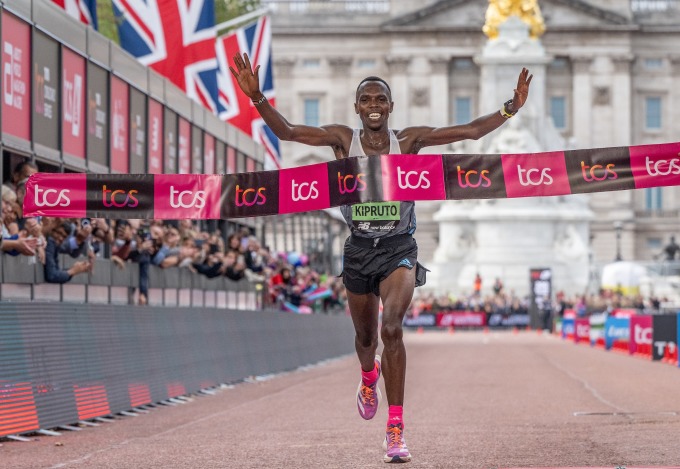 Runner Kenya vô địch London Marathon ngay lần đầu tham dự-1