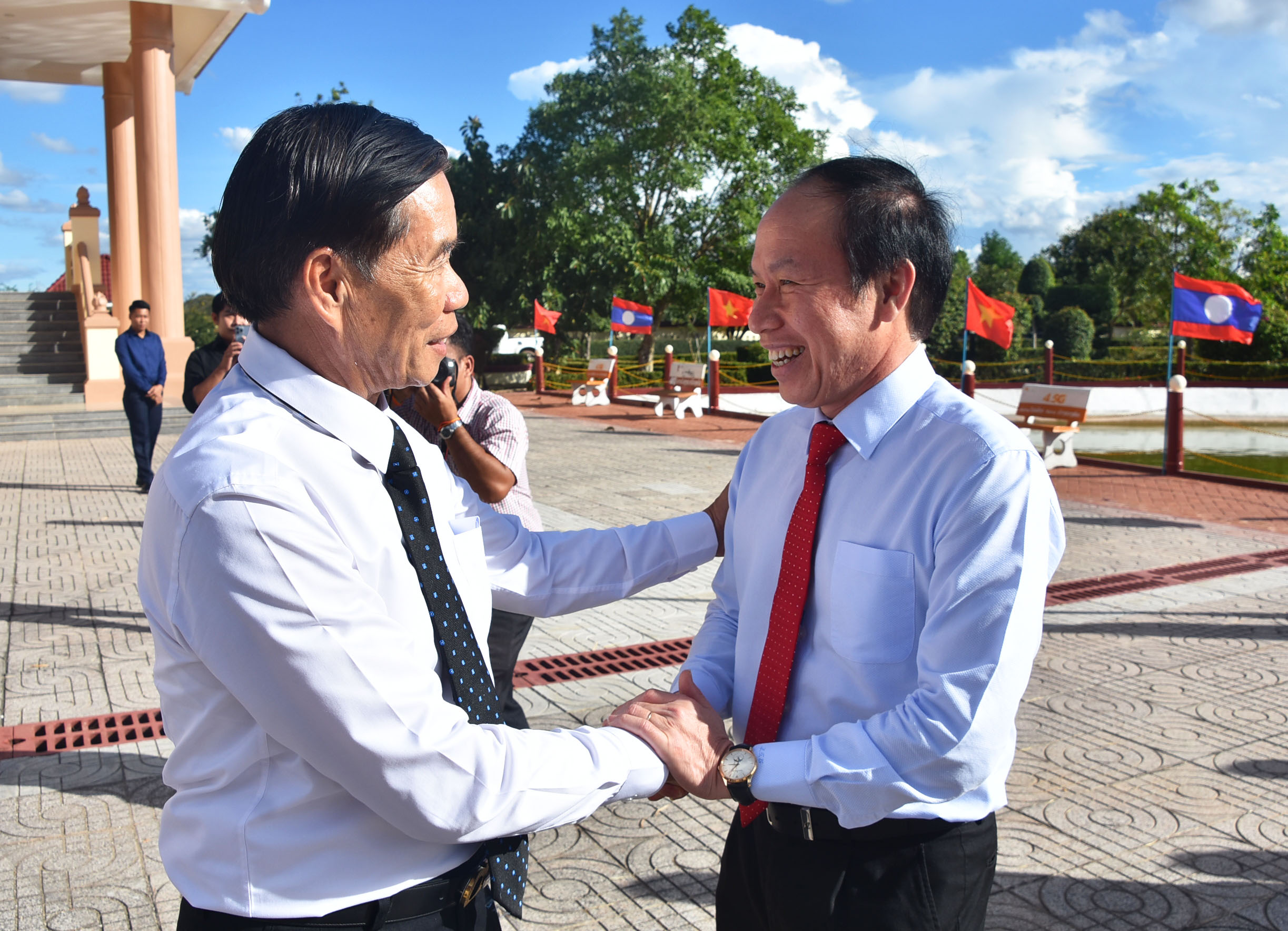 Vun đắp mối quan hệ hữu nghị vĩ đại Việt Nam - Lào mãi mãi xanh tươi, đời đời bền vững-2