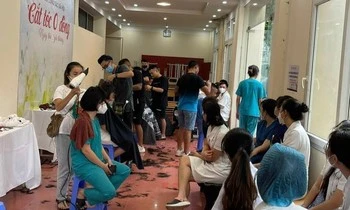 Những tay kéo tình nguyện tại tiệm cắt tóc 0 đồng ở bệnh viện ĐH Y Hà Nội-cover-img