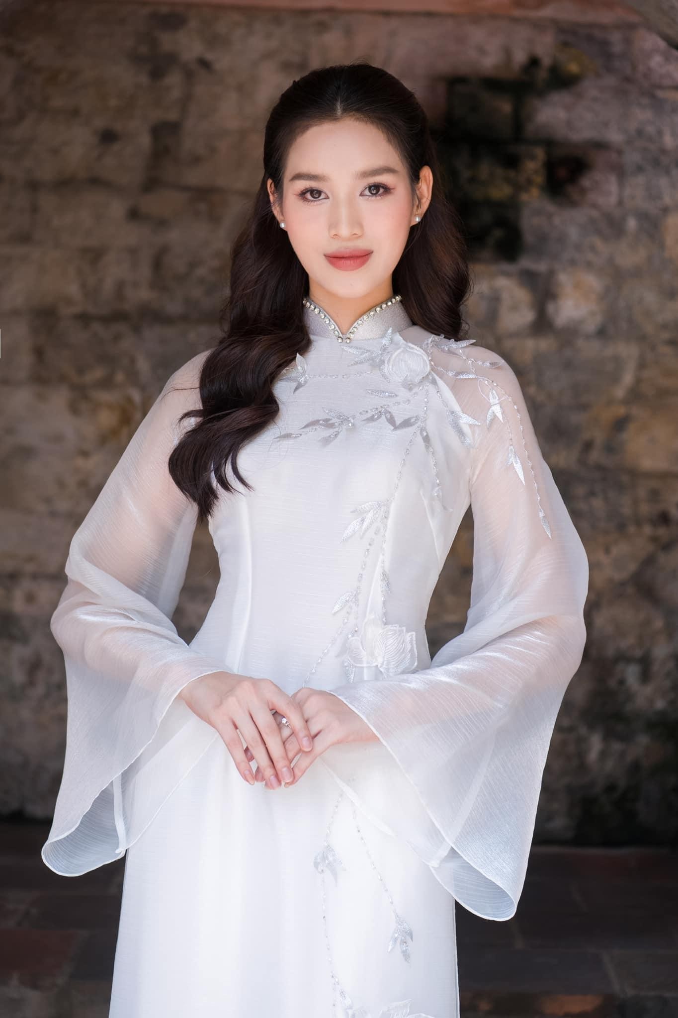 Hoa hậu Đỗ Thị Hà đẹp thuần khiết với áo dài trắng-9