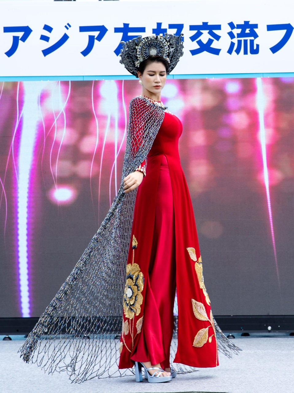 Trang Trần diện áo dài truyền thống, catwalk tại sân khấu Nhật Bản-3